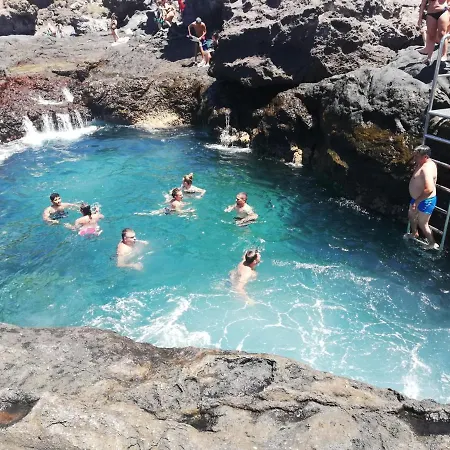 Apartamento Apto Isa: Amplio Y Acogedor Apto De 75m Con Terraza, Aire Acondicionado Y Parking Gratuito Los Abrigos