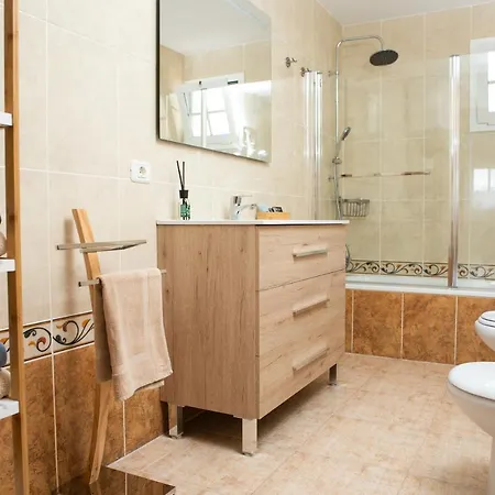 Apto Isa: Amplio Y Acogedor Apto De 75m Con Terraza, Aire Acondicionado Y Parking Gratuito