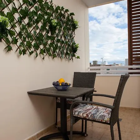 Apto Isa: Amplio Y Acogedor Apto De 75m Con Terraza, Aire Acondicionado Y Parking Gratuito Apartamento